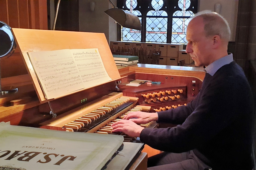 Andreas Köhs an der Orgel in der Dreikönigskirche