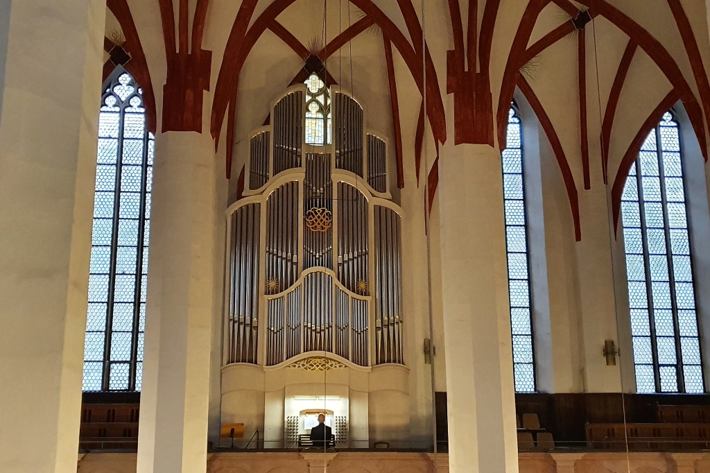 Andreas Köhs an der Bach-Orgel in der St. Thomaskirche zu Leipzig im Oktober 2021