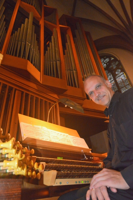 Andreas Köhs an der Schuke-Orgel der Dreikönigskirche