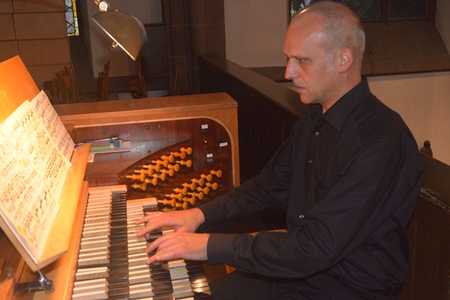 Andreas Köhs an der Orgel in der Dreikönigskirche