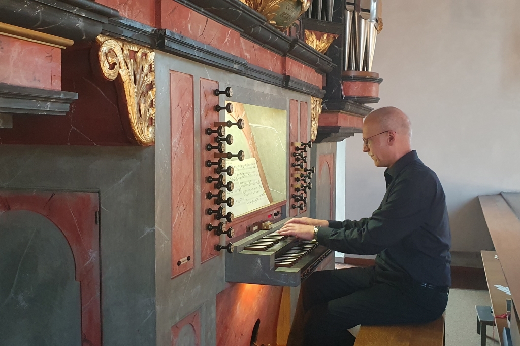 Andreas Köhs als Titularorganist der Benediktinerinnenabtei Kloster Engelthal an der sanierten und neu intonierten, 300 Jahre alten historischen Orgel, die 1715-1720 von Johann Friedrich Macrander errichtet wurde, zum "Einweihungs-Stiftungskonzert" im Juni 2023.